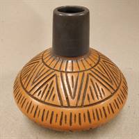 Brun keramik vase, med slank hals.